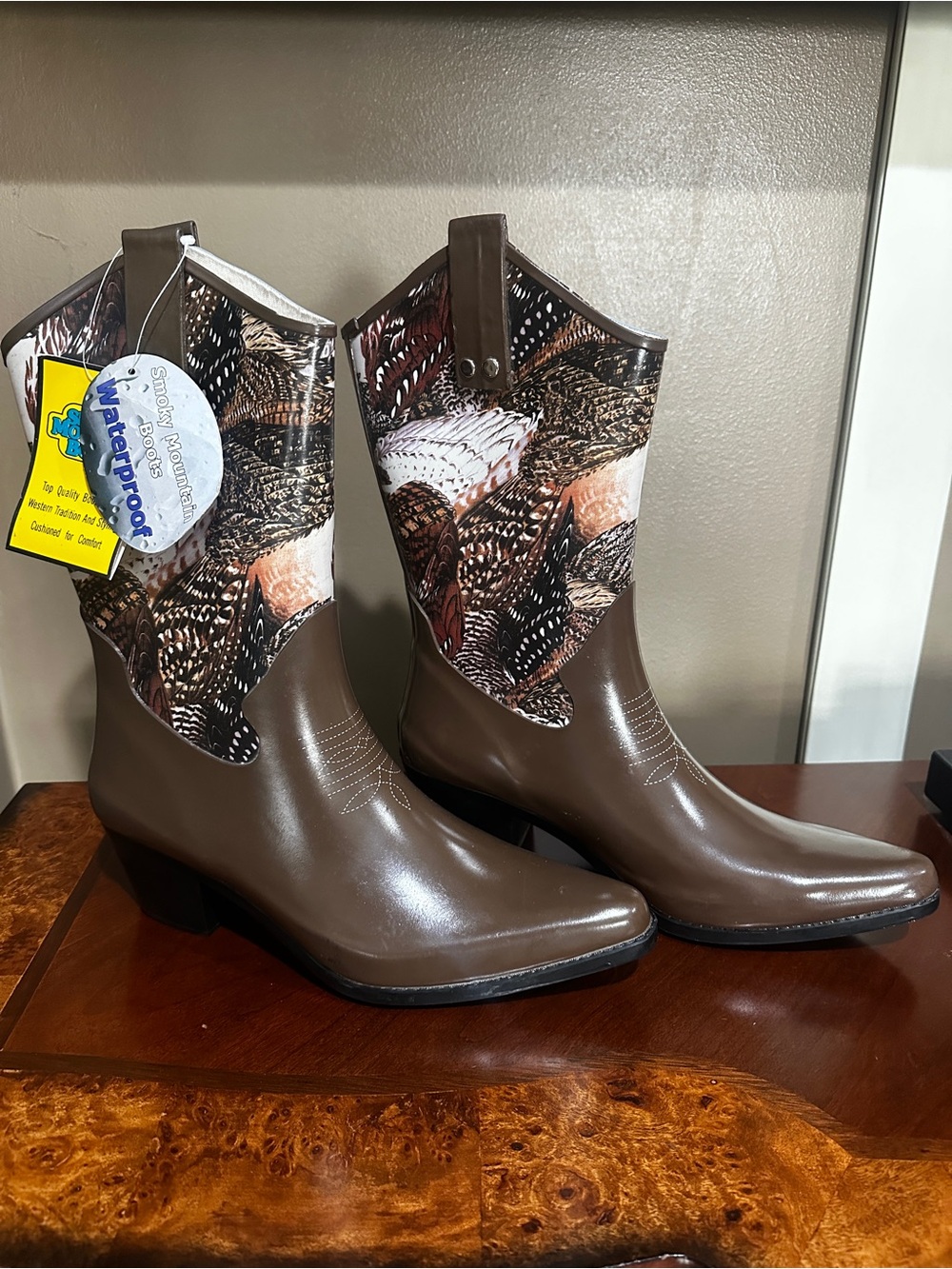 Smoky Mountain Boots Rubber Rain Boots with Feather Print. NWT!